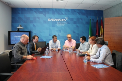 Patxi Lpez, tercero por la izquierda, durante su visita a Rabanales 21