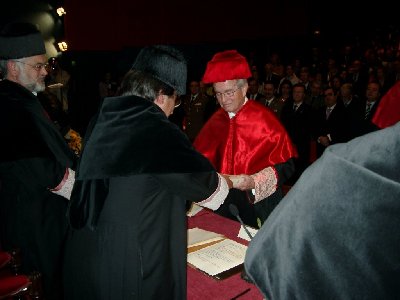 El respeto a la paz y a la ley internacional presiden los discursos en la investidura de Carrillo Salcedo como doctor honoris causa por la Universidad de Crdoba