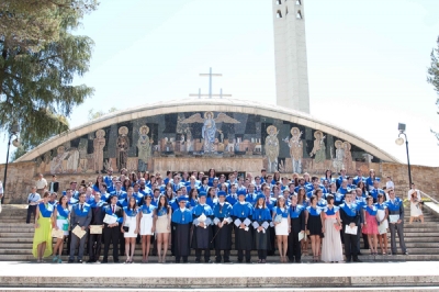 Los nuevos graduados frente al salon de actos en Rabanales 