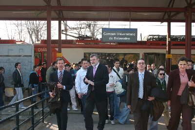 El rector se traslada en tren a Rabanales para promocionar su uso