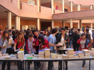 Un momento de la distribucin de libros en Derecho