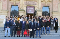 Foto de familia de autoridades, profesorado y participantes en la nueva edicin del programa Explorer