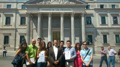 Los estudiantes cordobeses ante la fachada del Congreso 