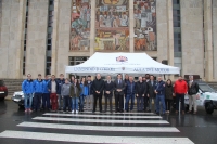 Foto de familia de autoridades, representantes de entidades patrocinadoras y  los participantes en el Panda Raid