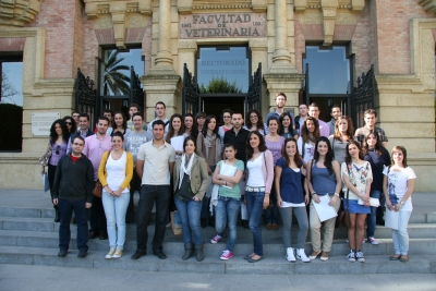 Los participantes en la puerta del Rectorado