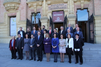 Representantes institucionales y premiados ante la puerta del Rectorado