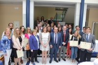 Foto de familia de autoridades y alumnado que hoy ha recibido su ttulo. 