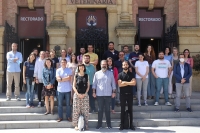 Los asistentes a Ucodivulga, en la puerta principal del Rectorado de la Universidad. 