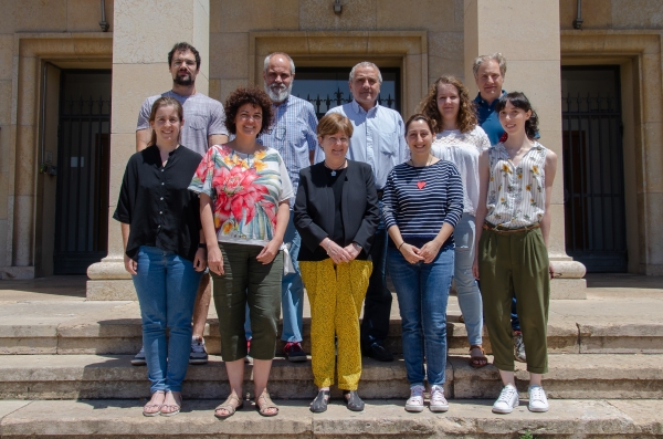 Imagen de Jesús de la Osada (segundo por arriba a la izquierda), con investigadores de este estudio en la puerta de la Facultad de Veterinaria de la Universidad de Zaragoza. 