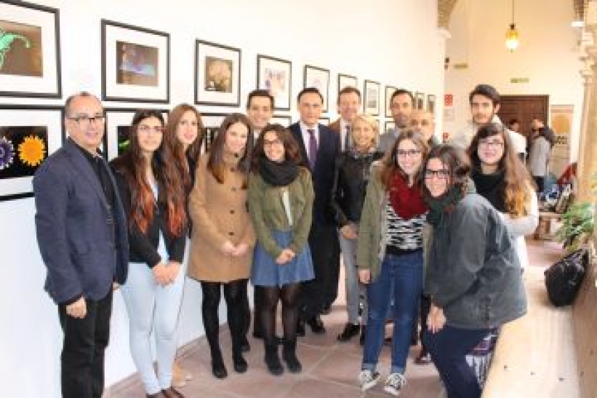 Inaugurada la exposición ‘Imágenes para la ciencia’ en la Facultad de Filosofía y Letras