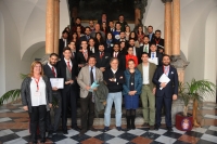 Foto de familia de autoridades y participantes en el torneo de debate