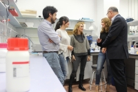 Los investigadores que han participado en el estudio, en su laboratorio.