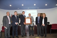 El rector recibe la insignia de oro de la Pea Flamenca 