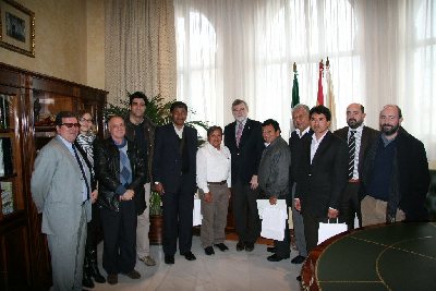 Alcaldes peruanos visitan al rector