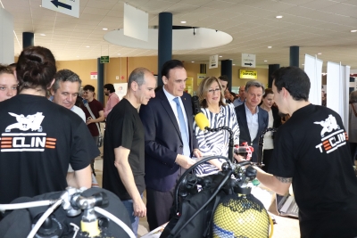 El rector de la UCO junto a la vicerrectora de Estudios de Postgrado en la feria inaugurada esta maana