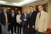 El rector da la mano al presidente de Caja Rural  junto a representantes de ambas instituciones.