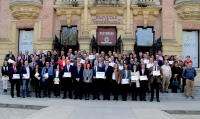 Foto de familia de autoridades y personal de la UCO formado para realizar labores de resanimacin cardiopulmonar