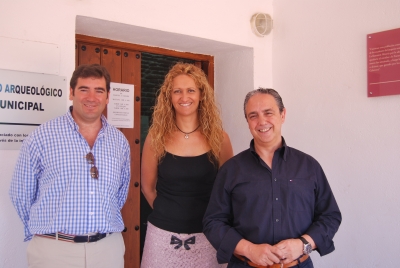 La directora acadmica de los cursos junto a los dos ponentes