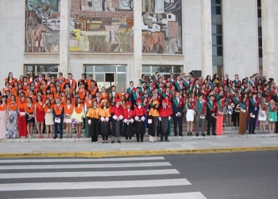 Foto de familia de las promociones de Turismo y RR. LL.