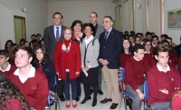 El rector, Jos Carlos Gmez Villamandos y el vicerrector de Estudiantes, Alfonso Zamorano, acompaados de directores y alumnos del colegio Trinidad Sansuea.