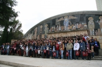 Estudiantes y cientficos, antes de iniciar 'Caf con Ciencia'