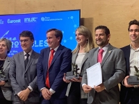 Fernando Miranda, secretario general de Agricultura y Pesca del MAPA junto a Rosa Gallardo y Adolfo Pea, directora y subdirector de Estudiantes de la ETSIAM, con el premio Cristbal de la Puerta 2018.