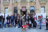 Autoridades y asistentes a las puertas del Rectorado