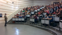 Miguel Herraiz, catedrtico de Fsica de la Tierra, Astronoma y Astrofsica de la Universidad Complutense de Madrid, se dirige al alumnado de la Universidad de Crdoba