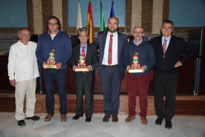 Autoridades y galardonados al trmino del acto de entrega de premios.