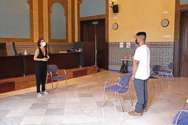 El finalista José Guadalupe Vázquez junto con Irene Lázaro, ensayando para la final del Certamen &#039;Cuéntame tu tesis&#039;