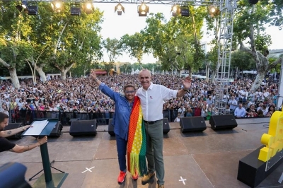 La artista sevillana María del Monte con el alcalde de la ciudad de Sevilla, durante el pregón de las fiestas del Orgullo Sevilla 2022. TW / Antonio Muñoz