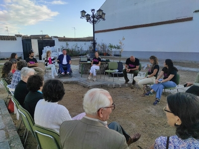 Asistentes a la actividad en el patio de la Biblioteca Municipal Almudena Grandes