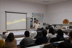 El investigador Rubén D. Manzanedo en la conferencia sobre dendrocronología y ecología forestal