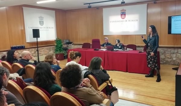 La técnica de la UCCi de la UCO Silvia Márquez durante una de las comunicaciones orales presentadas.